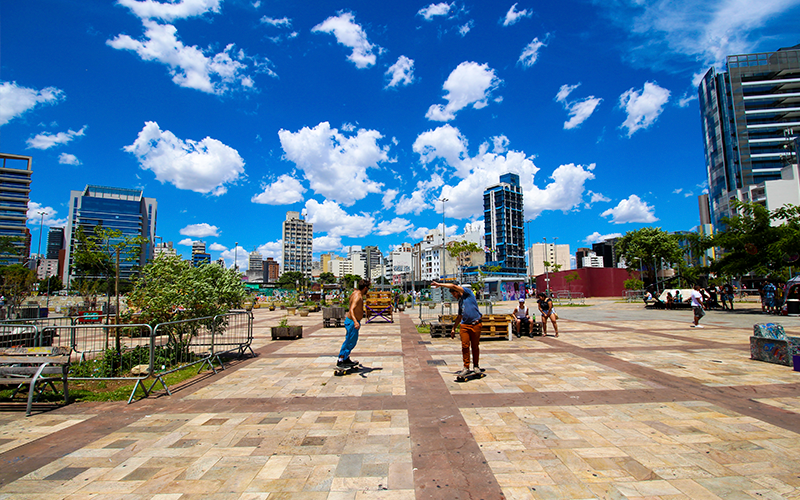 Skatistas no Largo da Batata em Pinheiros